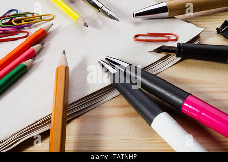 Schreibwaren und ein leeres Blatt Papier auf dem Tisch Stockfoto