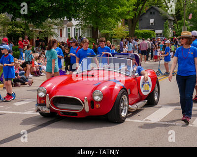 River Forest, Illinois, USA. 28 Mai, 2019. Ein vintage Shelby AC Cobra auf der heutigen Memorial Day Parade in diesem Vorort westlich von Chicago. Stockfoto