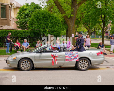 River Forest, Illinois, USA. 28 Mai, 2019. Military Veterans Fahrt in einem Chrysler Cabrio bei der heutigen Memorial Day Parade. Stockfoto