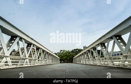 Alte Metal Bridge perspektivische Ansicht Stockfoto