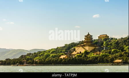 Beijing Sommerpalast Foxiangge in Gold Farbe Stockfoto