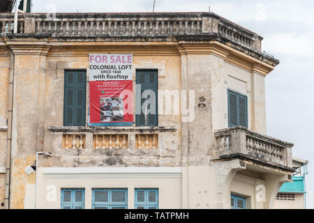 Phnom Penh, Kambodscha - Januar 17, 2019: im obersten Stockwerk eines alten Hauses mit Schild "Zum Verkauf, koloniale Loft, seit 1868, auf dem Dach". Stockfoto