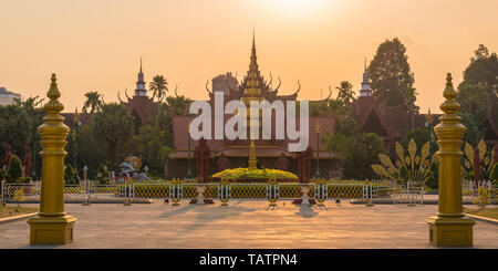 Phnom Penh, Kambodscha - Februar 4, 2019: Nationalmuseum von Kambodscha bei Sonnenuntergang. Dies ist eine der wichtigsten touristischen Attraktionen der Stadt. Stockfoto