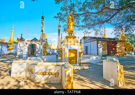 Die malerische golden Monument der buddhistische Mönch (bhikkhu) mit Blick auf die STUPAS von Nget Pyaw Taw Paya Komplex auf dem Hintergrund, Pindaya, Myanmar. Stockfoto