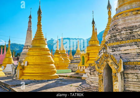 Nget Pyaw Taw Pagode Komplex ist im Tal an der Shwe Oo Min Berg gelegen und berühmt für erhaltene goldene Stupas, Pindaya, Myanmar. Stockfoto