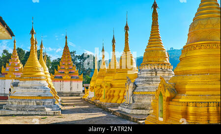 Nget Pyaw Taw Paya Komplex mit Linien der geschnitzte goldene Stupas und Pagoden mit verzierten pyatthat (multistaged) Dächer, Pindaya, Myanmar. Stockfoto