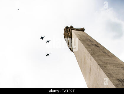 Vier F-16 Fighting Falcons aus der 31 Fighter Wing eine Fly-over bei einem Memorial Day Zeremonie an der Amerikanischen Friedhof in Florenz, Italien, 27. Mai 2019 durchführen. Im Laufe der Geschichte der USA, service Mitglieder haben den höchsten Preis für die Verteidigung unserer Nation bezahlt. Memorial Day ist eine Zeit, ihr Opfer zu ehren und ihr Erbe erinnern. Das Memorial Day Wochenende, Service für Mitglieder von United States European Command wird in Zeremonien bei 21 amerikanischen WWI und WWII Soldatenfriedhöfe in ganz Europa teilnehmen. In dieses Jahr fällt der 75. Jahrestag des Kriegsendes. Die Partnerschaften vor 75 Jahren geschmiedet Stockfoto