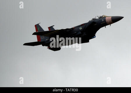 Eine F-15E Strike Eagle vom 492Nd Fighter Squadron der Royal Air Force Lakenheath fliegt über Imperial War Museum Duxford, England, 26. Mai 2019, während der Duxford Air Festival. Das Flugzeug wurde in der Haut einer P-47 Thunderbolt, die primäre Flugzeugen, die von den Flügel während des Zweiten Weltkriegs verwendet, lackiert (U.S. Air Force Foto von Master Sgt. Eric Burks) Stockfoto