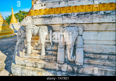 Die Basis des alten Stupa ist mit Reliefs von Elefanten und Pferde eingerichtet, Nget Pyaw Taw Paya, Pindaya, Myanmar. Stockfoto