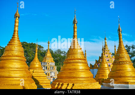 Nget Pyaw Taw Paya Komplex besteht aus erhaltenen goldenen Stupas, Besetzung, am Fuße des Berg von Shwe Oo Min Höhle, Pindaya, Myanmar. Stockfoto