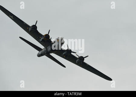 B-17 Flying Fortress G-BEDF's Ally B' führt eine Antenne Demonstration während der Duxford Air Festival im Imperial War Museum Duxford, England, 26. Mai 2019. Gebaut wie eine Boeing B-17 G-105-VE c/n 8693, die Zukunft Sally B eine der letzten von der Lockheed-Vega Werk in Burbank, Kalifornien, im Jahre 1945 gebaut wurde. (U.S. Air Force Foto von Master Sgt. Eric Burks) Stockfoto