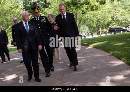 Us-Vizepräsident Michael R. Pence Spaziergänge zum Grab des Unbekannten Soldaten mit dem kommandierenden General der Joint Force Headquarters - National Capital Region und der US-Armee militärische District von Washington, Armee Generalmajor Michael L. Howard, und handeln Verteidigungsminister Patrick M. Shanahan, Arlington National Cemetery, Arlington, Virginia, 27. Mai 2019. (DoD Foto von Lisa Ferdinando) Stockfoto