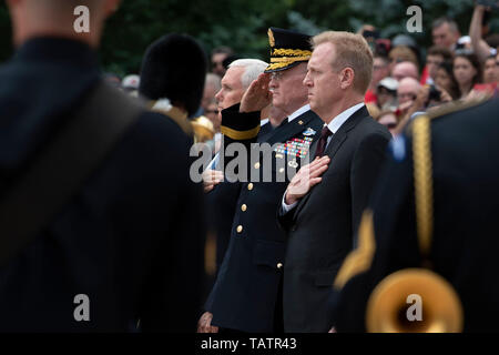 Us-Vizepräsident Michael R. Pence legt einen Kranz am Grab des Unbekannten Soldaten mit dem kommandierenden General der Joint Force Headquarters - National Capital Region und der US-Armee militärische District von Washington, Armee Generalmajor Michael L. Howard, und handeln Verteidigungsminister Patrick M. Shanahan, Arlington, Virginia, 27. Mai 2019. (DoD Foto von Lisa Ferdinando) Stockfoto