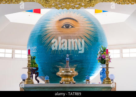 Da Nang, Vietnam - am 25. März 2019: eine Kugel mit linke Auge Gottes und der Altar in Trung Hung Buu Toa, eine Caodaist Tempel. Stockfoto