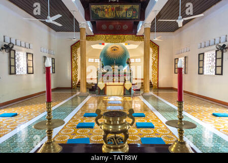 Da Nang, Vietnam - am 25. März 2019: Eine innere der Trung Hung Buu Toa Cao Dai, ein Caodaist Tempel, mit der Sphäre der linken Auge Gottes in der Mitte. Stockfoto