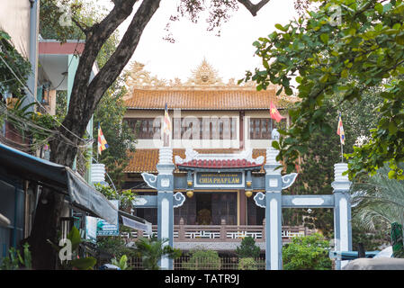 Da Nang, Vietnam - am 25. März 2019: die Fassade der Chua Phap Lam, einem buddhistischen Tempel. Stockfoto