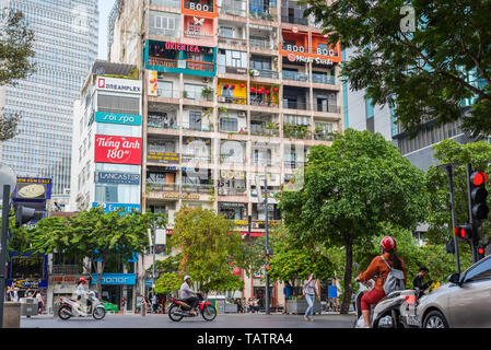 Ho Chi Minh City, Vietnam - April 7, 2019: Das Cafe Apartment, einem alten Wohnhaus in einen Hub von Cafés in Nguyen Hue Street, Downtown. Stockfoto