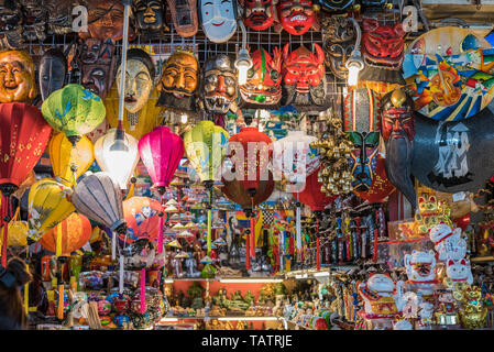 Ho Chi Minh City, Vietnam - April 8, 2019: Masken, Laternen, und andere Souvenirs in einem Geschäft in Ben Thanh Markt. Stockfoto