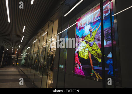 Ho Chi Minh City, Vietnam - April 23, 2019: Ein Kenzo shop Außenansicht bei Nacht Kolonnade von Saigon Centre Einkaufszentrum mit einem Werbemittel Plakat. Stockfoto