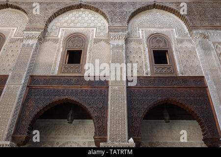 Fez, Marokko - März 25th, 2019: Im Innenraum der Madrasa Bou Inania; als hervorragendes Beispiel für Marinid Architektur anerkannt. Medina von Fe Stockfoto