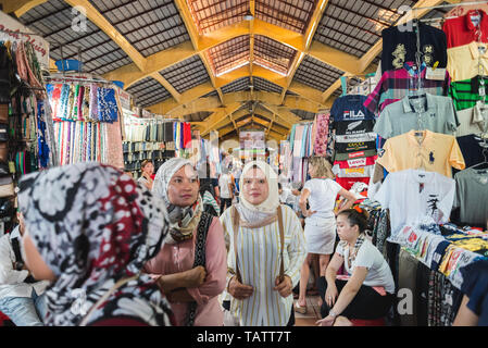 Ho Chi Minh City, Vietnam - April 8, 2019: Junge Frauen im hijab Spaziergang in Ben Thanh Markt. Stockfoto