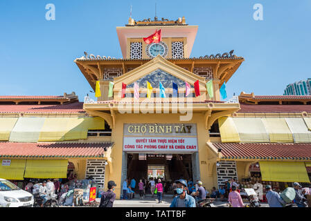 Ho Chi Minh City, Vietnam - am 15. April 2019: Das Äußere des zentralen Eingang und den Turm von Cho Binh Tay Markt in Cho Lon (cholon), ein Chinatown Stockfoto