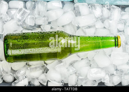 Flaschen Kaltes und frisches Bier mit Eis Stockfoto