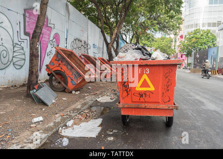 Ho Chi Minh City, Vietnam - 17. April 2019: mobile Abfallbehälter auf eine Straße in der Innenstadt. Stockfoto