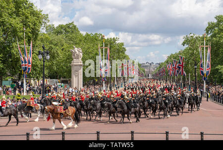 London, Großbritannien. 25. Mai 2019. Soldaten und Band der Household Cavalry fahren an der Queen Victoria Memorial, das von den großen Generäle überprüfen. Stockfoto