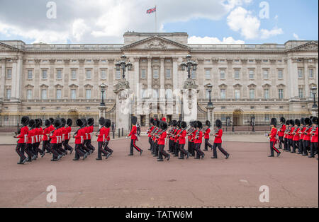 London, Großbritannien. 25. Mai 2019. Gardisten März vergangenen Buckingham Palace nach Abschluss der großen Generäle Überprüfung der die Farbe. Stockfoto