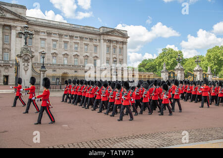 London, Großbritannien. 25. Mai 2019. Gardisten März vergangenen Buckingham Palace nach Abschluss der großen Generäle Überprüfung der die Farbe. Stockfoto