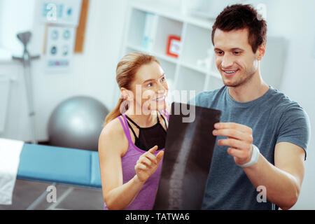 Ist alles ok. Positive blonde Frau spricht mit ihrem Therapeuten während wollen über Ihre Gesundheit wissen Stockfoto