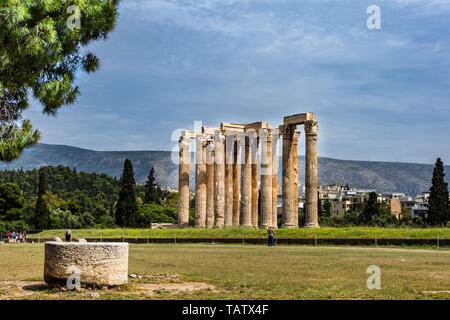 Den Tempel des Olympischen Zeus, die Reste der größte Tempel in Griechenland in der Innenstadt von Athen, Griechenland Stockfoto