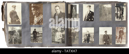 Zwei Fotoalben der Navy Pilot und 'Freikorps' Kämpfer Franz Meyer, extrem gut beschriftet, insgesamt ca. 580 Fotos beginnend mit Naval aviator Ausbildung, Einsatz im Ersten Weltkrieg, vor allem an der Westfront (Flandern), bis hin zum Service in den Baltischen Staaten mit der 1. Garde-Reserve-Division im Jahre 1919. Eine ganze Reihe von Fotografien mit vielen Arten von Flugzeug, einige mit Identifikationsnummern, Wappen (malings) und Camouflage Farbe, viele Bilder von technischen Geräten wie Maschinengewehre, Cockpits, bruchlandungen. Zahlreiche Porträts, Editorial-Use - Nur Stockfoto