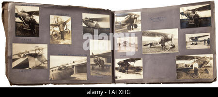 Zwei Fotoalben der Navy Pilot und 'Freikorps' Kämpfer Franz Meyer, extrem gut beschriftet, insgesamt ca. 580 Fotos beginnend mit Naval aviator Ausbildung, Einsatz im Ersten Weltkrieg, vor allem an der Westfront (Flandern), bis hin zum Service in den Baltischen Staaten mit der 1. Garde-Reserve-Division im Jahre 1919. Eine ganze Reihe von Fotografien mit vielen Arten von Flugzeug, einige mit Identifikationsnummern, Wappen (malings) und Camouflage Farbe, viele Bilder von technischen Geräten wie Maschinengewehre, Cockpits, bruchlandungen. Zahlreiche Porträts, Editorial-Use - Nur Stockfoto