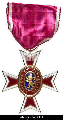 Wilhelmsorden - Ritter Kreuz nach 1851, um die Hohe ovale Form in feinster Kassel gold-smith Technik. Triple farbiger Emaille auf beiden Seiten und hoch gewölbte rote Flächen des Kreuzes Arme. Die reverse Medaillon geprägt, den Namen cypher mit matter Oberfläche. Auf kurzen original Seide moiré Band mit zwei minimale Emaille Späne an der Rückseite. Gewicht 14,3 g. Die Wilhelmsorden entwickelt sich aus der Reihenfolge der Goldenen Löwen im Jahr 1851. Das Ritterkreuz können sich stilistisch an die ehemalige kategorisiert werden. Historische, historischen des 19. Jahrhunderts, Additional-Rights - Clearance-Info - Not-Available Stockfoto