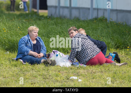Russland, Nikolskoe Dorf, Republik Tatarstan 25-05-2019: Drei reifen übergewichtige Frauen sitzen auf der Decke in einem Dorf und bei einem Picknick. Ein Stockfoto