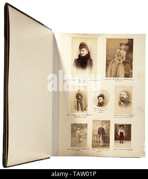 Eine herrliche großformatiges Foto Album der Deutschen adligen Familien und Offiziere aus Russland, Hervorragend mit Untertiteln, mit insgesamt 218 Fotografien von Personen, die mit der Familie Sayn-Wittgenstein und Henckel von Donnersmarck. Die Fotos wurden zwischen ca. 1865 und 1905 entnommen und gesammelt in einem ledernen Album die Erstellung einer Familienchronik (Bindung gelöst). Bilder hauptsächlich aus dem privaten Leben sowohl Familien als auch andere adelsfamilien wie Thurn und Taxis, Mecklenburg-Schwerin, von Krusenstern, von Weimar, C, Additional-Rights - Clearance-Info - Not-Available Stockfoto