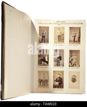 Eine herrliche großformatiges Foto Album der Deutschen adligen Familien und Offiziere aus Russland, Hervorragend mit Untertiteln, mit insgesamt 218 Fotografien von Personen, die mit der Familie Sayn-Wittgenstein und Henckel von Donnersmarck. Die Fotos wurden zwischen ca. 1865 und 1905 entnommen und gesammelt in einem ledernen Album die Erstellung einer Familienchronik (Bindung gelöst). Bilder hauptsächlich aus dem privaten Leben sowohl Familien als auch andere adelsfamilien wie Thurn und Taxis, Mecklenburg-Schwerin, von Krusenstern, von Weimar, C, Additional-Rights - Clearance-Info - Not-Available Stockfoto