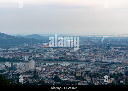 Luftaufnahme der Stadt Linz von Poestlingberg in Linz, Österreich - Bild Stockfoto