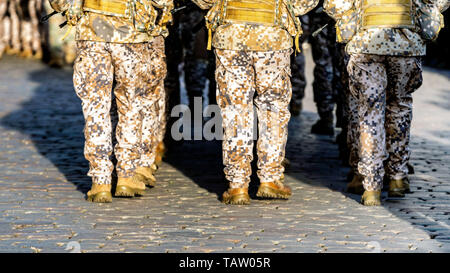 Zusammenfassung Hintergrund auf militärischen Thema. Soldat rang, Beine, close-up. Ansicht von hinten. - Bild Stockfoto