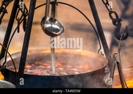 Heißer Glühwein Schüssel auf Feuer an einem Weihnachtsmarkt, Riga, Lettland - Bild Stockfoto