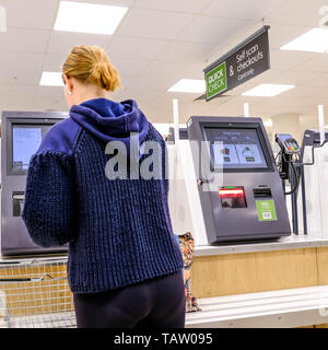 Frau, die Zahlung an einem automatischen Check-Out in der Supermarkt Waitrose, deren Umsatz für 2018 von über £ 6 Mrd. überschritten, Stockfoto