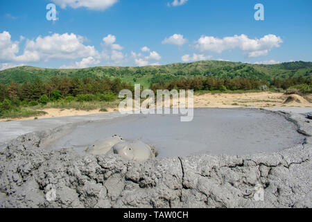 Die schlammige Vulkane aus Buzau, Rumänien sind ein geologisches Phänomen Oberfläche in der warmen Strömung von Schlamm bricht auf den Boden, Ausstoß Gase Stockfoto