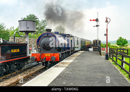 Tank Motor Nr. 25 Ansätze Ewhurst Bahnhof an der Kent und East Sussex Railway an ewhurst East Sussex England Großbritannien mit Steam Train Stockfoto