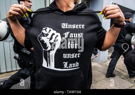 Dortmund, Nordrhein Westfalen, Deutschland. 25 Mai, 2019. "Unsere Fäuste für unser Land'' von einem Neonazi in Dortmund getragen. Vor der Europawahl, der Neonazi Partei die Rechte (Rechts) eine Kundgebung in der deutschen Stadt Dortmund organisiert ihren Kandidaten zu fördern, wird der inhaftierte Holocaust-leugner Ursula Haverbeck. Die Demonstration und März wurden von prominenten lokalen politischen Figur und Neonazi Aktivist Michael Brück (Michael BrÃ¼ck) Wer trug die Hilfe des Nicht nur Deutsche Neonazis organisierte, sondern auch Unterstützung aus dem Russischen, Bulgarischen, Ungarischen und niederländischen Gruppen mit der letzten t Stockfoto