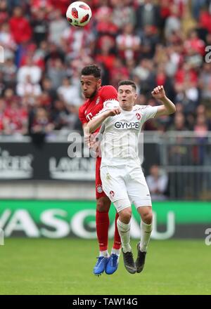 Kaiserslautern, Deutschland. 27. Mai, 2019. firo: 27.05.2019 Fußball, Fußball: 1. Bundesliga, Saison 2018/2019 Retterspiel, Freundschaftsspiel 1. FC Kaiserslautern - FC Bayern München 1:1 FCB Corentin Tolisso, Single Action, Kopfzeile, Duell, Zweikampf, | Verwendung der weltweiten Kredit: dpa/Alamy leben Nachrichten Stockfoto