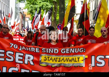 Dortmund, Nordrhein Westfalen, Deutschland. 25 Mai, 2019. Neonazis in Dortmund, Deutschland skandieren Parolen durch die Straßen der Stadt. Vor der Europawahl, der Neonazi Partei die Rechte (Rechts) eine Kundgebung in der deutschen Stadt Dortmund organisiert ihren Kandidaten zu fördern, wird der inhaftierte Holocaust-leugner Ursula Haverbeck. Die Demonstration und März wurden von prominenten lokalen politischen Figur und Neonazi Aktivist Michael Brück (Michael BrÃ¼ck) Wer trug die Hilfe des Nicht nur Deutsche Neonazis organisierte, sondern auch Unterstützung aus dem Russischen, Bulgarischen, Ungarischen und niederländischen Gruppen mit t Stockfoto