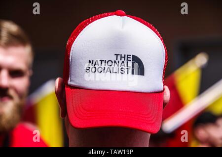 Dortmund, Nordrhein Westfalen, Deutschland. 25 Mai, 2019. Ein Neonazi in Dortmund, Deutschland trägt einen Hut mit einer Kopie von The North Face logo, sondern ersetzt es mit 'Nationalsozialistische''. Vor der Europawahl, der Neonazi Partei die Rechte (Rechts) eine Kundgebung in der deutschen Stadt Dortmund organisiert ihren Kandidaten zu fördern, wird der inhaftierte Holocaust-leugner Ursula Haverbeck. Die Demonstration und März wurden von prominenten lokalen politischen Figur und Neonazi Aktivist Michael Brück (Michael BrÃ¼ck) Wer trug die Hilfe des Nicht nur Deutsche Neonazis organisiert, sondern auch die Hilfe von Rus Stockfoto