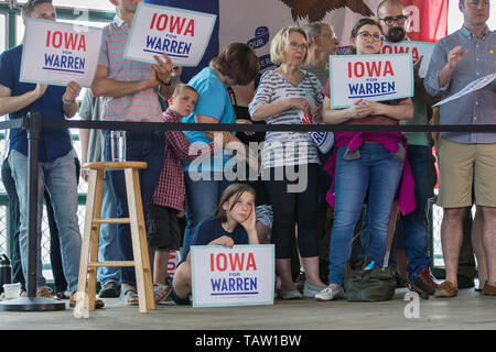 Burlington, Iowa, USA. 27. Mai, 2019. Massachusetts Senator und Demokratische Präsidentschaftskandidat Elizabeth Warren hielt eine Kundgebung am Memorial Day im Hafen von Burlington, Iowa, USA. Credit: Keith Turrill/Alamy leben Nachrichten Stockfoto